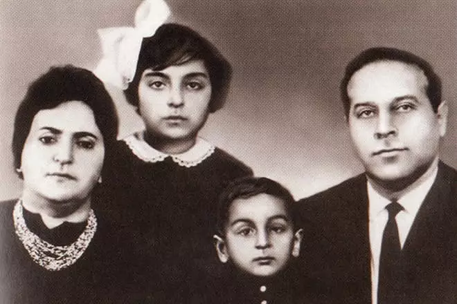 Heydar Aliyev vaimonsa ja lapsensa kanssa
