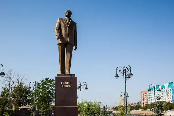 Monument heydar aliyev