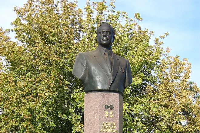 Bust Heydar Aliyev