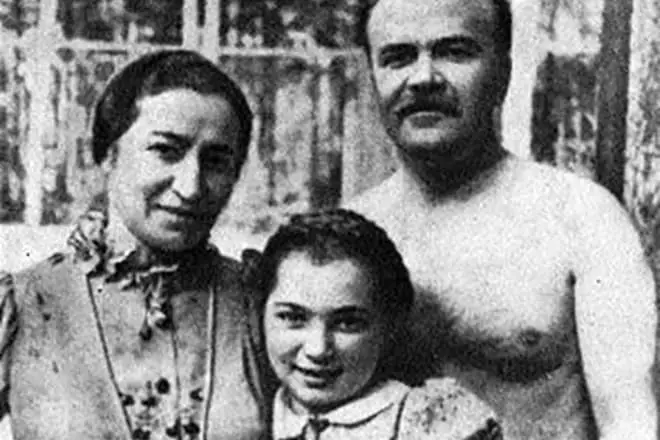 Vyacheslav Molotov s svojo ženo in hčerko