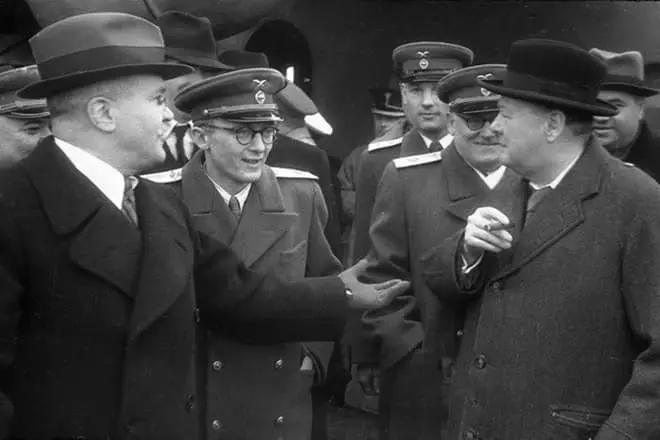 Vyacheslav Molotov et Winston Churchill
