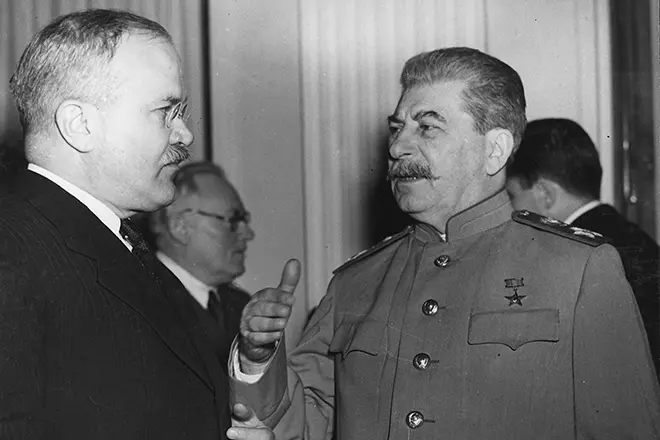 Vyacheslav Molotov และ Joseph Stalin