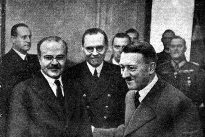 Vyacheslav Molotov pẹlu Adolf Hitila