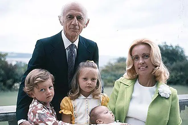 Julian McMahon cu părinți și surori