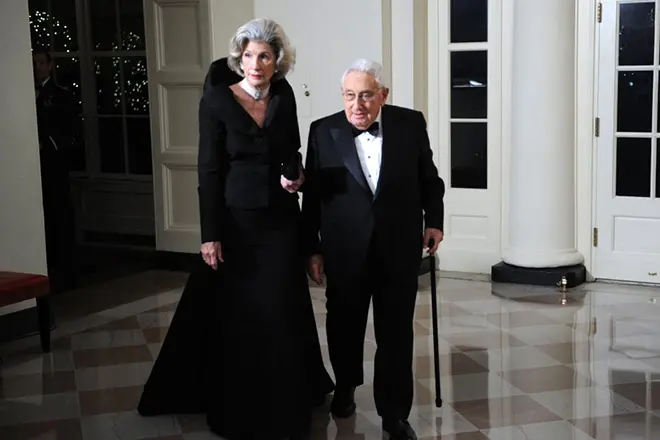 Henry Kissinger con esposa Nancy