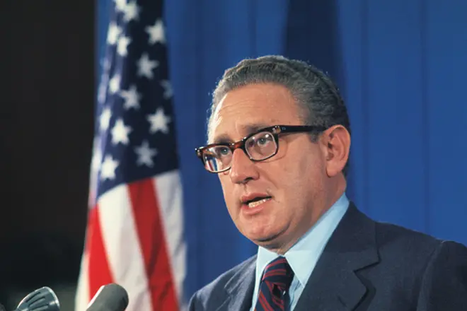 Henry Kissinger disuguhake ing Komite Keamanan Nasional