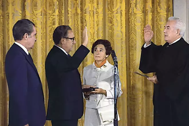 Kissinger prisiekia JAV valstybės sekretoriaus pareigas
