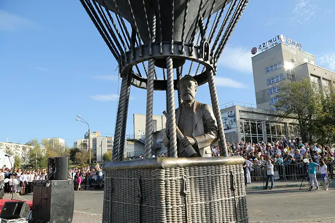 Zhulu Vern-en monumentua Nizhny Novgorod-en