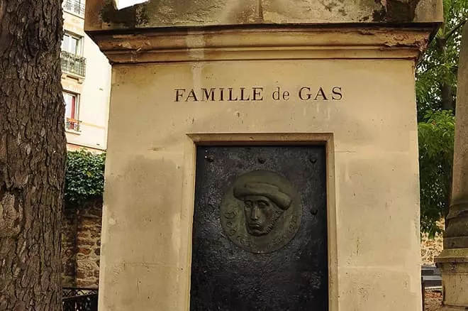 Monumento sobre a tumba de Edgar Degi