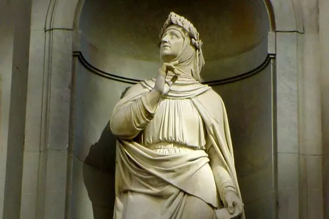 Francesco Petrarca heykəli