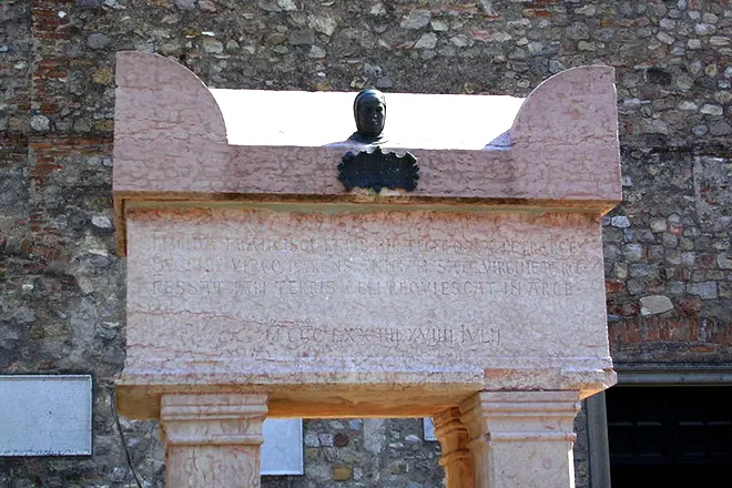 القبر فرانشيسكو بيتراركا