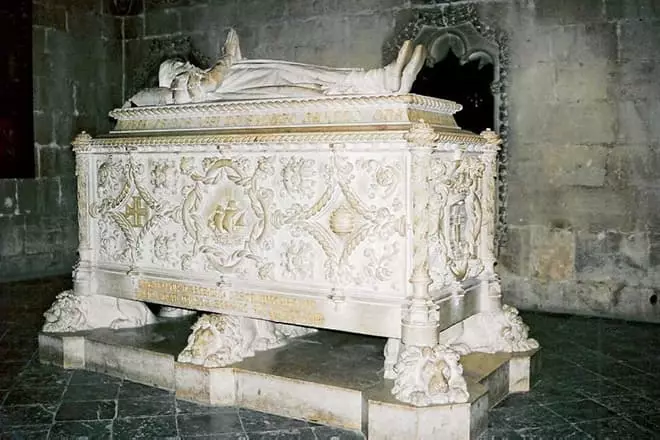 Grave Da Gama ของ Vasco ในมหาวิหารแห่งอาราม Zheronimush ในลิสบอน
