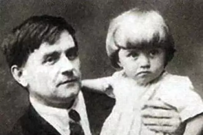 Casimir Malevich dengan anak perempuannya