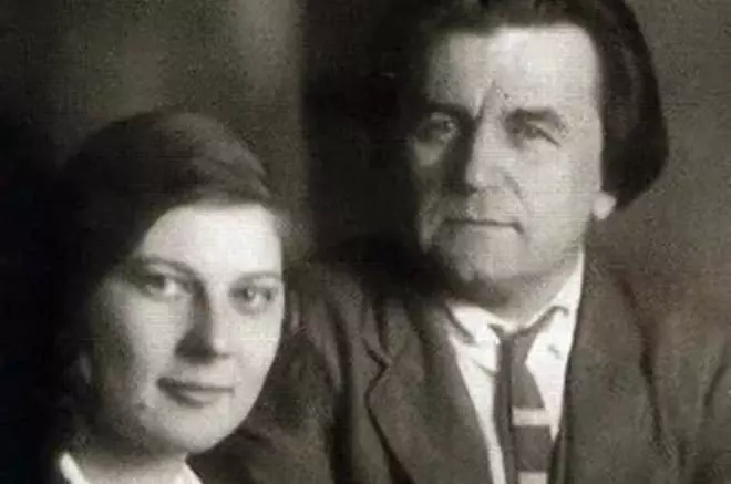 မိမိဇနီး Natalia နှင့်အတူ Casimir Malevich