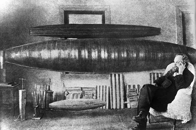 Konstantin tsiolkovsky ஒரு ஏரோடைனமிக் குழாய் கட்டப்பட்டது