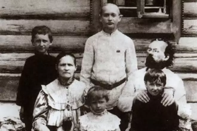 Konstantin Tsiolkovsky परिवार संग