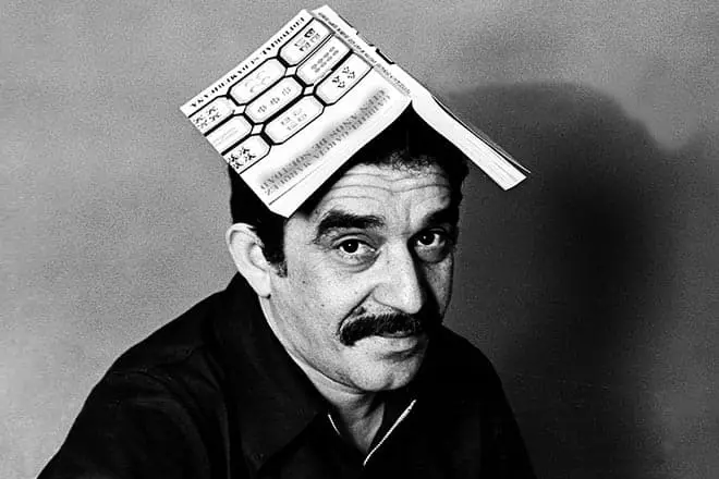 Gabriel Garcia Marquez with a book