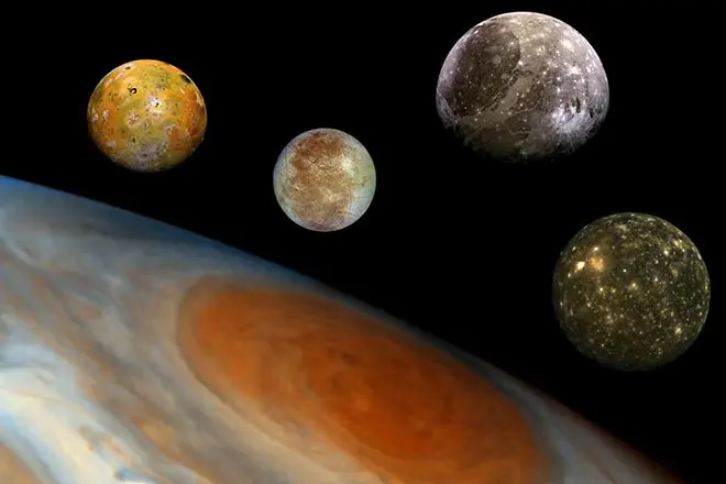 Galileo Galilee membuka empat satelit Jupiter