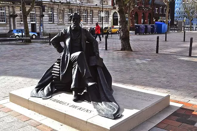Monument to Charles Dickensu