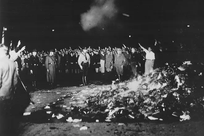 Нацисти спалюють книги