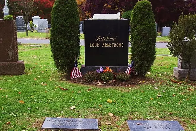 لويس ارمسترونغ قبر