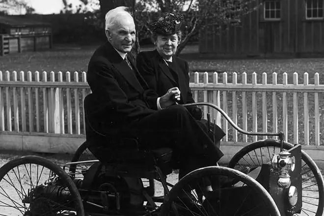 Henry Ford hänen vaimonsa kanssa