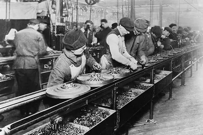 Henry Ford fabrikində konveyer