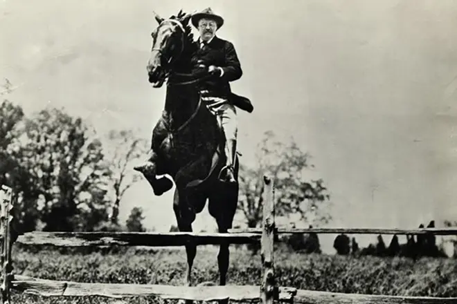 Theodore Roosevelt pada kuda