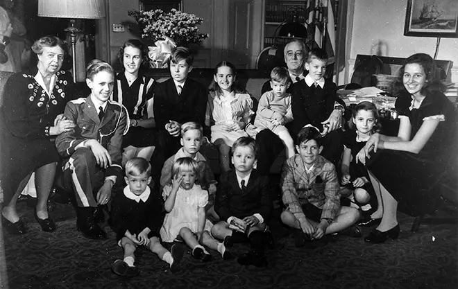 Franklin Roosevelt mit seiner Frau und der Enkelkinder