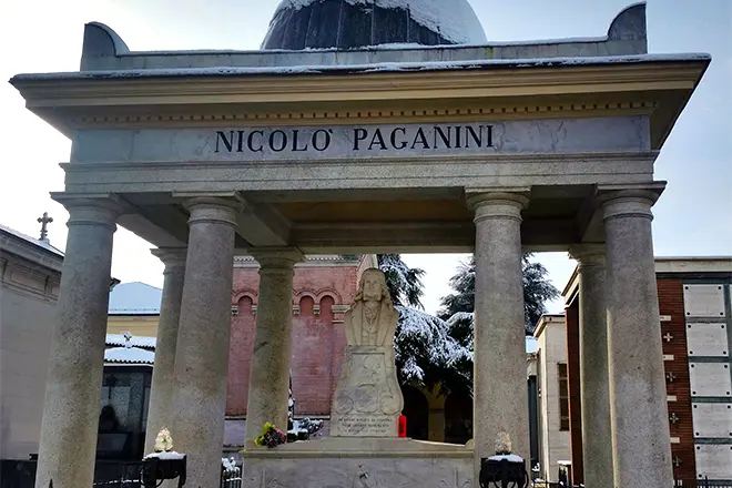 坟墓Niccolo Paganini.