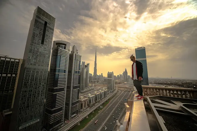 Olego kriketas ant stogo Dubajuje