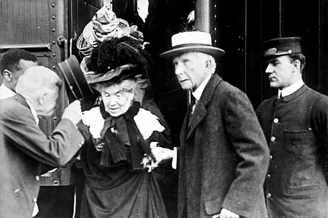 1911 માં જ્હોન રોકેફેલર અને તેની પત્ની