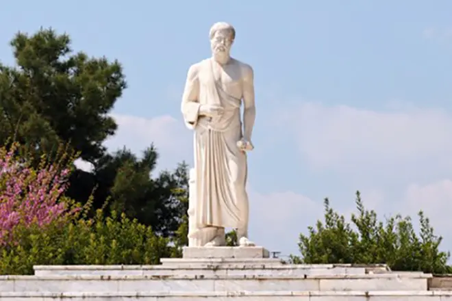 लारिसा, ग्रीस में हिप्पोक्रेट का स्मारक