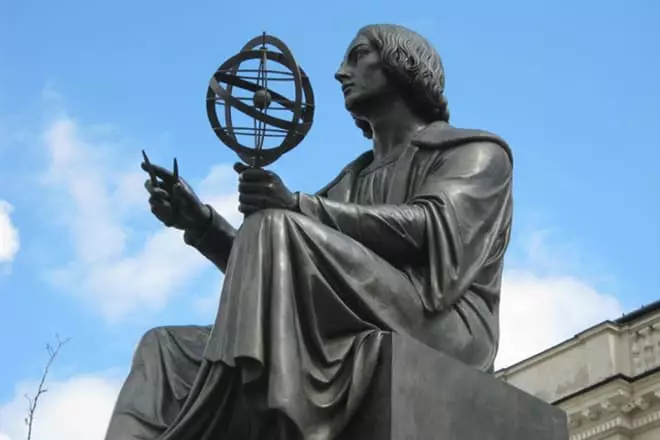 Nikolai Copernicus-д хөшөө