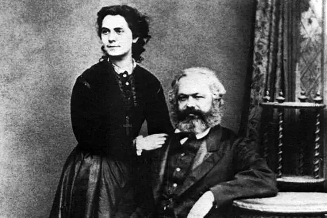 Kıdemli kadınsı kızı ile Karl Marx