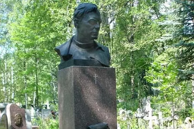 Monument på graven av Pavel Kadochovov
