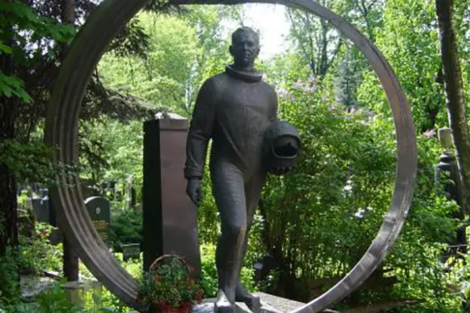 Monument á gröfinni á Pavel Belyaeva