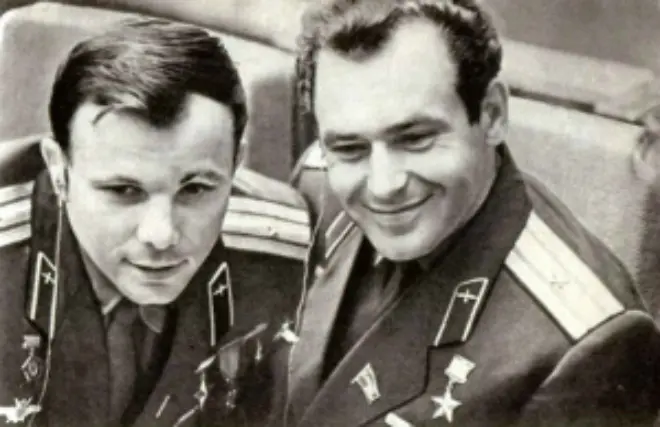 Herman Titov ve Yuri Gagarin