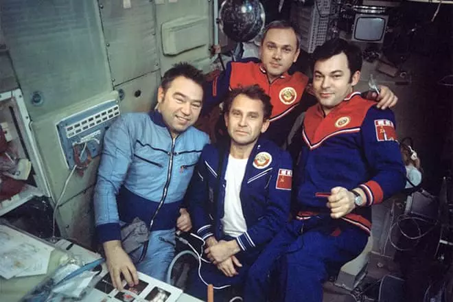 Cosmonaut George Grechge (çep) wekî beşek tîmê