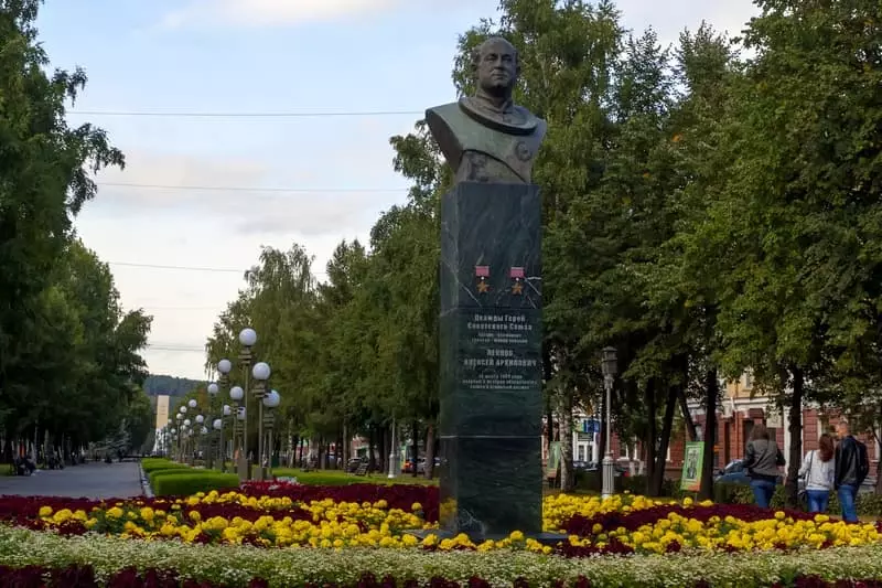 Monumento kay Alexey Leonov.