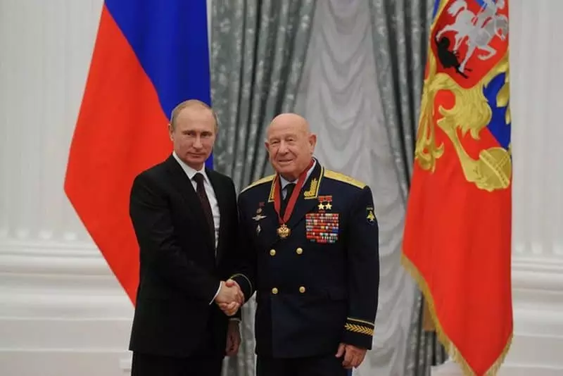 Alexey Leonov și Vladimir Putin