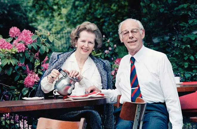 Margaret Thatcher gyda'i gŵr