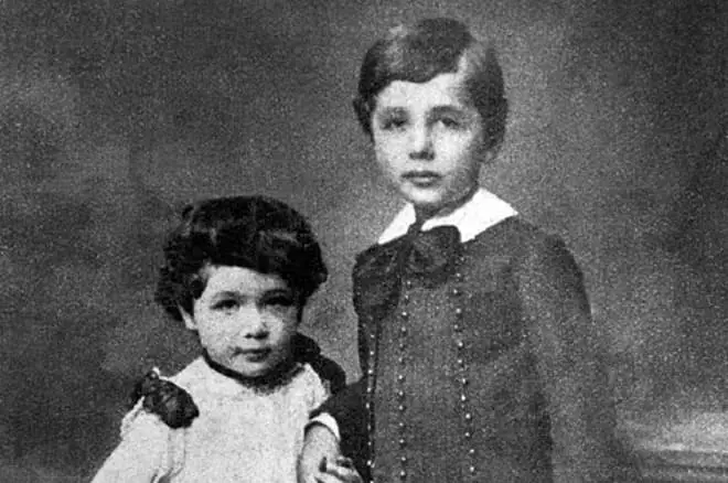 Albert Einstein jako dziecko ze swoją siostrą
