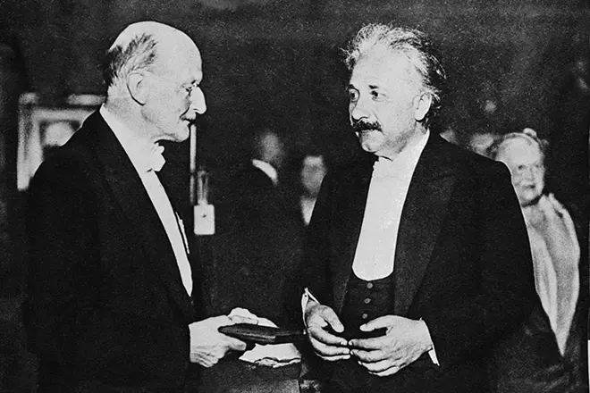 Albert Einšteins saņem Nobela prēmiju