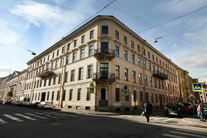Māja Skolnikova Sanktpēterburgā