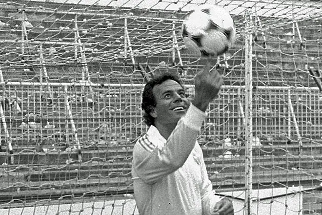 Julio Iglesias na-etinye aka na football