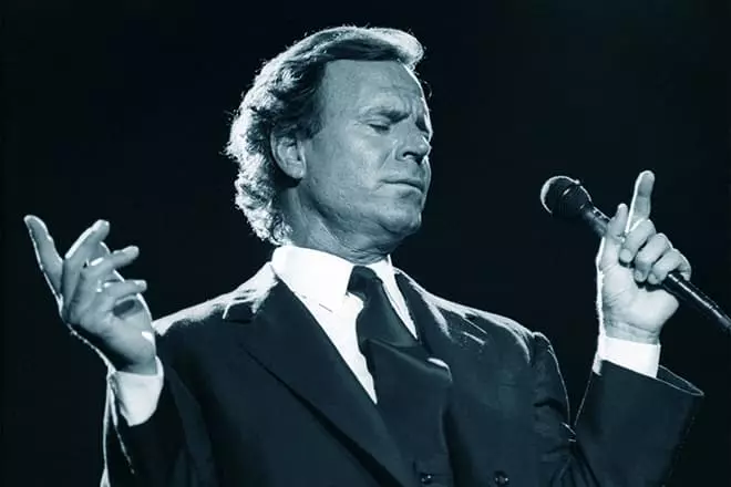 Julio Iglesias i luga o le tulaga