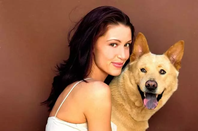 Shannon Elizabeth anobatsira mhuka dzisina imba