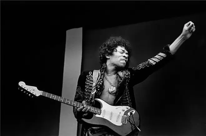 Jimmy Hendrix với một cây đàn guitar
