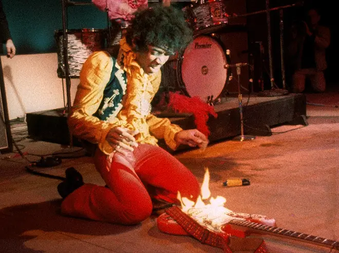 Jimmy Hendrix anachoma gitaa.
